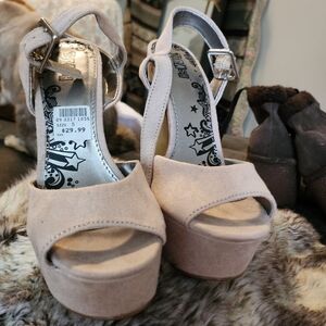 Trash Stylish Beige Platform Sandals